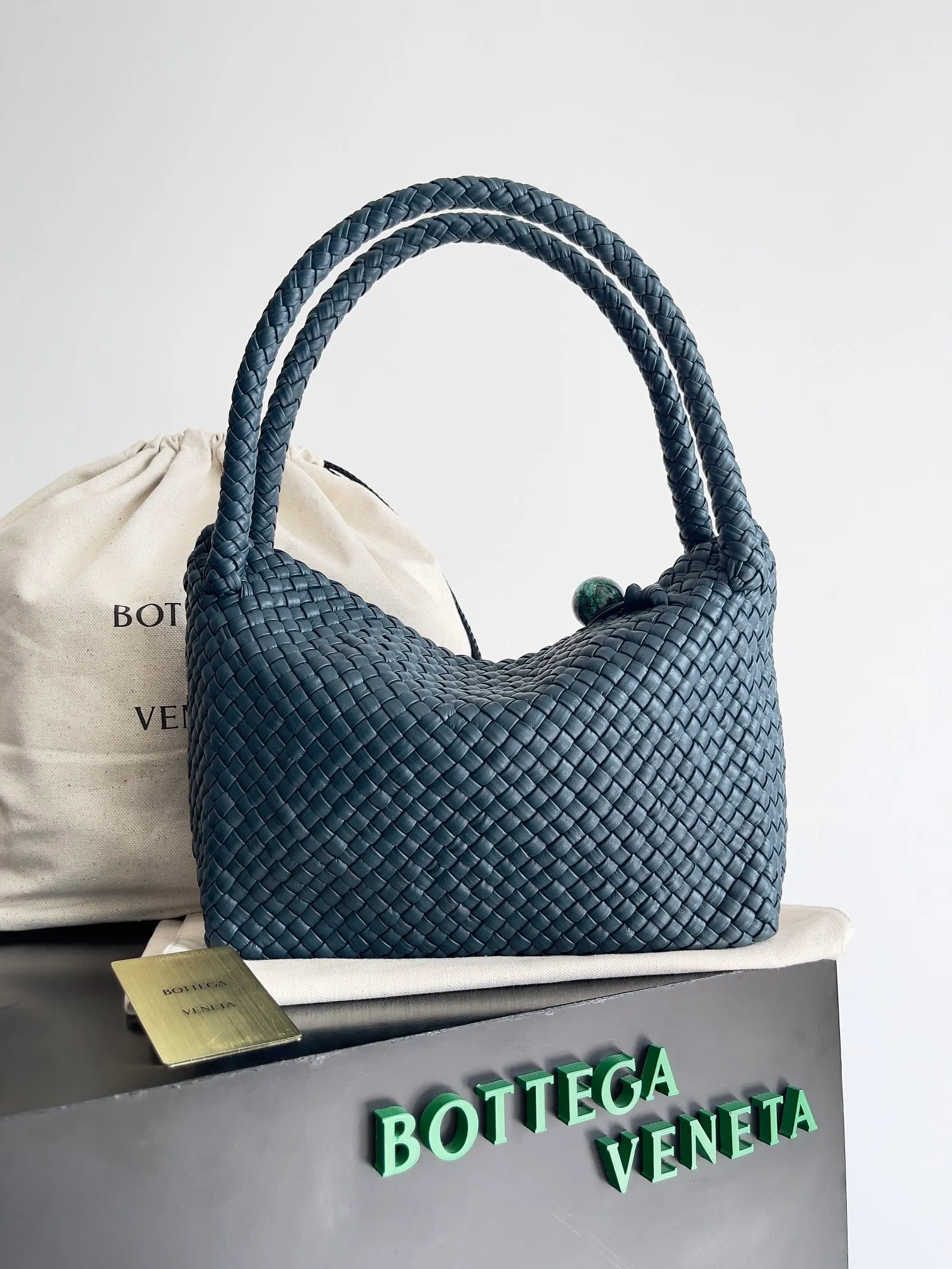 Batch 5960 BV collectible small woven handbags are really YYDS!! Bottega Veneta’s most classic small woven handbags are back! ! We use the highest quality leather with the highest craftsmanship❤️ to create the most expensive works. We have created the original Intrecciato leather weaving process❤️ This unique traditional exclusive leather weaving method has not only become our logo but also reflects the time-consuming and labor-intensive craftsmanship of our products❤️ The new TOSCA handbag must be a selection worth collecting🆕⚠️⚠️Babies, malachite can be sold separately and can be assembled by yourself Style number: 716974 Size: 27*9*18cm